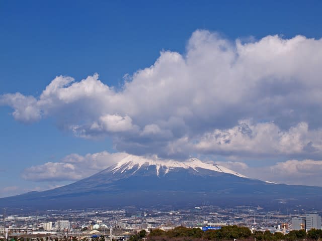 頭を雲の中に隠した昼富士山 - 東奔西歩の 『出路迦芽』 写真館