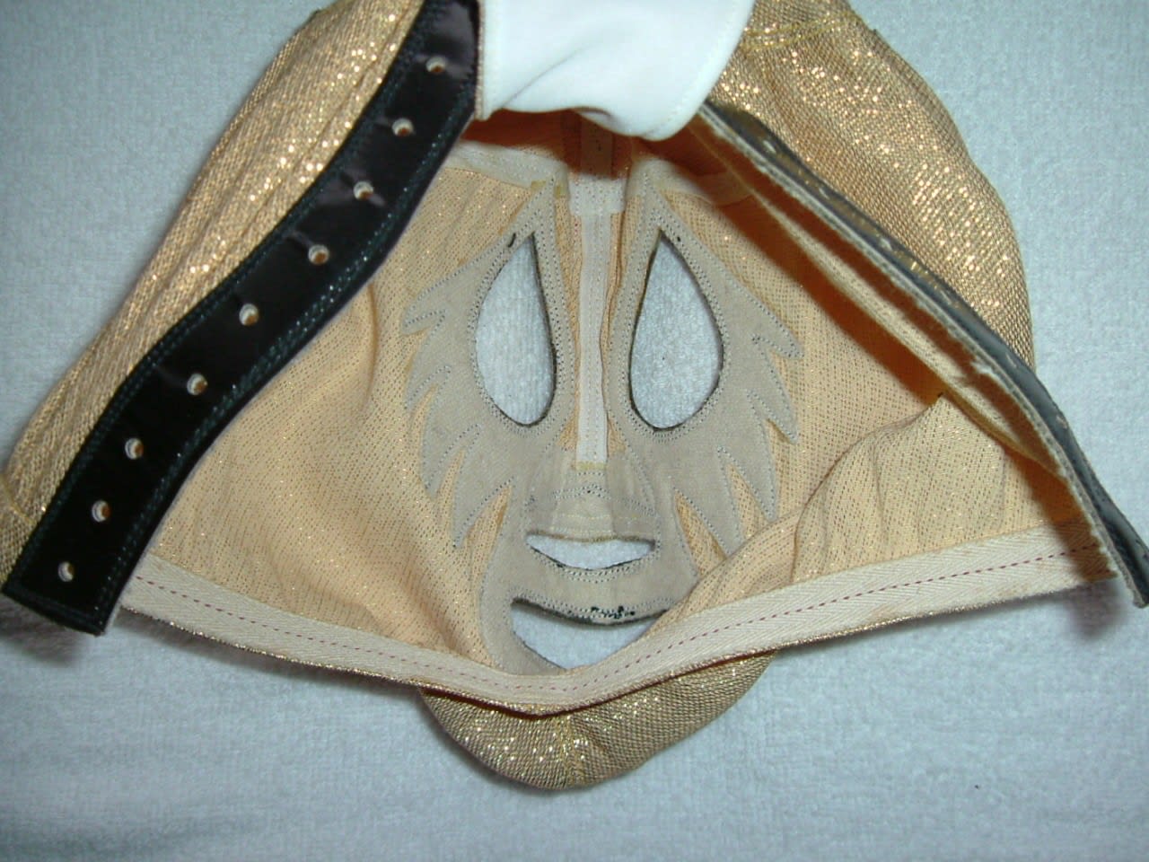 売却済】 ミル・マスカラス 試合用マスク レプリカ - 私の知人所有のしょぼいプロレスマスクコレクション等です。  どうぞ、お暇なら見て笑ってやって下さい。とほほ…