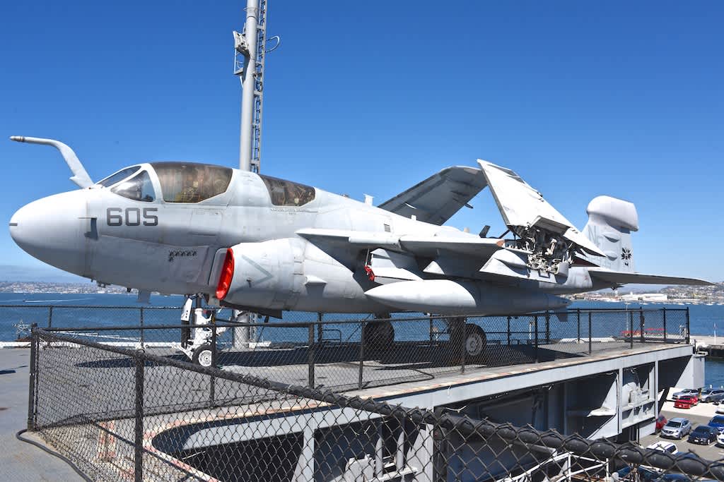 スカイレイダーのトイレ爆弾 空母 ミッドウェイ 博物館 ネイビーブルーに恋をして