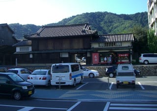 駐車場（江戸時代は海）から対仙酔楼と茶店を望む