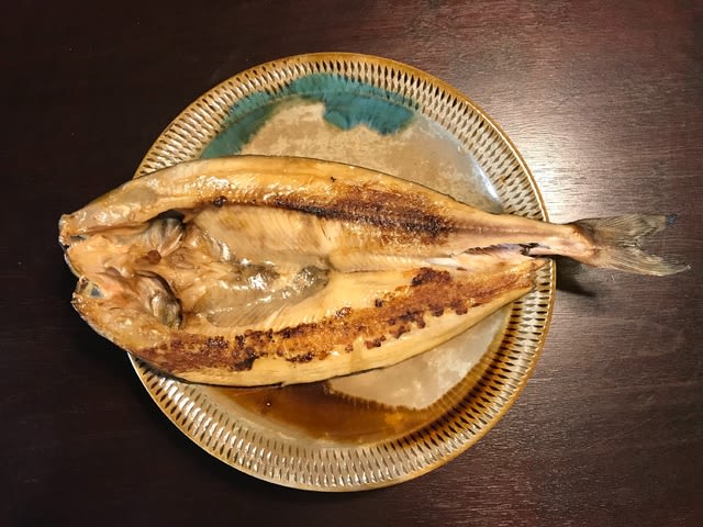 サーモンのお刺身 ホッケの開き チクチク テクテク 初めて日本に来たパグと30年ぶりに日本に帰ってきた私