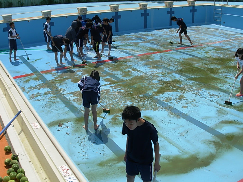 水泳部によるプール掃除 箕面市立第五中学校