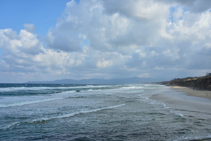 日本海の波 空を映す砂浜の鏡 神名火だより