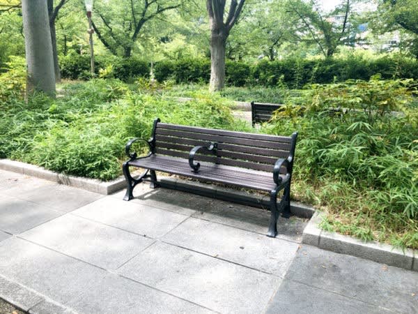 ある公園のベンチにて 虹色仮面 通信