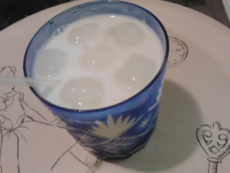 1年に1回ほど喫茶店のアイスミルクが飲みたくなります 材料 牛乳 氷 ガムシロップ ザブさんの趣味は人生です O V