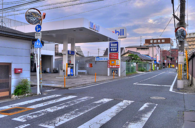 早朝のガソリンスタンド,奈良県大和高田市片塩町,モービル石油,Mobil,HDR写真,画像,産経新聞配達所,堀田晃和