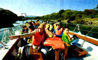 体験乗船ツアーで淀川周辺の景色を楽しむ参加者