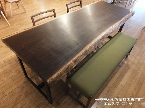 782、【ダイニングテーブル】2100mmウェンジの一枚板テーブル。 黒い色の中に時間と共に、杢目が浮き出てくるというのが面白い一枚板テーブル