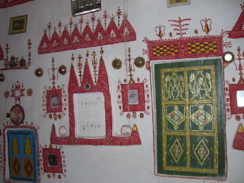 極彩色のアラベスク模様のマグレブ装飾が施されている