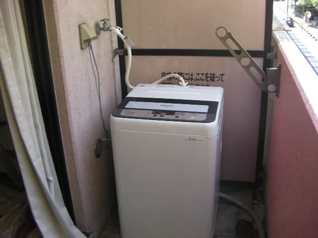 アパートのベランダの室外機と洗濯機 栄電気のココロ