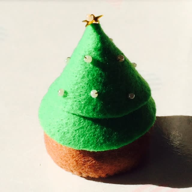 ペットボトルキャップのクリスマスツリー小物入れ 金の星と白飾りのクリスマスツリー Kasumiyolosiyomisu
