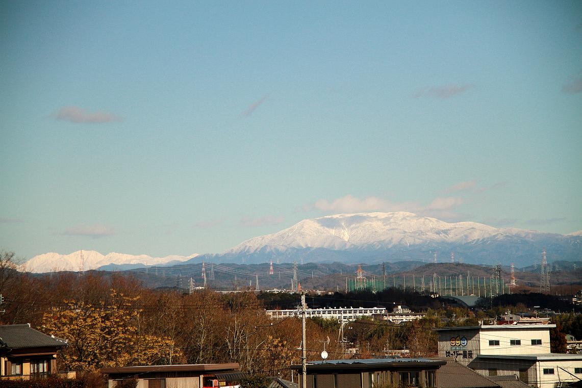 冠雪した遠くの山の画像