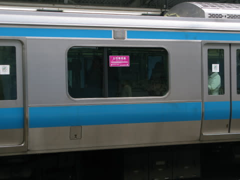 京浜東北 根岸線のe233系に女性専用車のステッカーが貼られはじめました ｋボーイの根岸線日記
