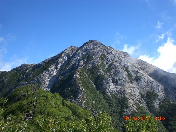 白い山 甲斐駒ケ岳に登る 青い空とわたし
