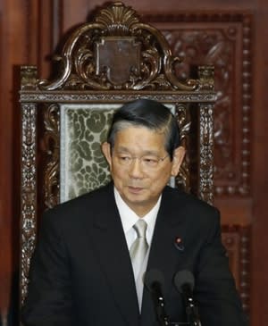 癒(IYASHI) 官房長官、外相などを務めた自民党の町村信孝(まちむら・のぶたか)前衆院議長=衆院道5区=、当選12回=が1日午後2時15分、脳梗塞のため東京都内の病院で死去した。70歳だった。 静岡県沼津市出身。北海道知事を3期務めた故町村金五氏の次男で、祖父は「北海道酪農の父」と呼ばれた金弥氏。東大経済学部卒。旧通産省(現経済産業省)を経て1983年に衆院初当選し、97年に文部相で初入閣した。その後、初代文部科学相、党総務局長などの要職を務めた。政策通として知られ、最近では北海道新幹線の開業前倒しなどを検討する与党新幹線PT座長などを務めた。 2006年から党内最大派閥の会長を通算6年務め、12年には党総裁選に出馬したが、選挙戦の最中に軽い脳梗塞で入院。同じ派閥から出馬した安倍晋三首相に敗れた。14年12月に衆院議長に就任したものの再び体調が悪化。入退院を繰り返す状態が続き、今年4月20日に議長を辞任して治療に専念していた。 北海道新聞
