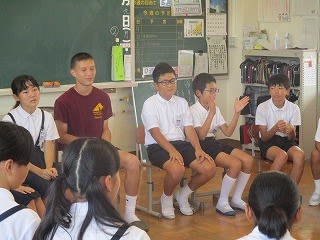 7 9 アメリカの高校生２名が学校体験に来ました 白山小学校ブログ