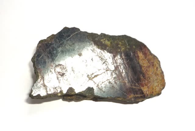 鳥羽市安楽島町村山産の 「赤鉄鉱の鏡肌」 ～ 横幅約14cm