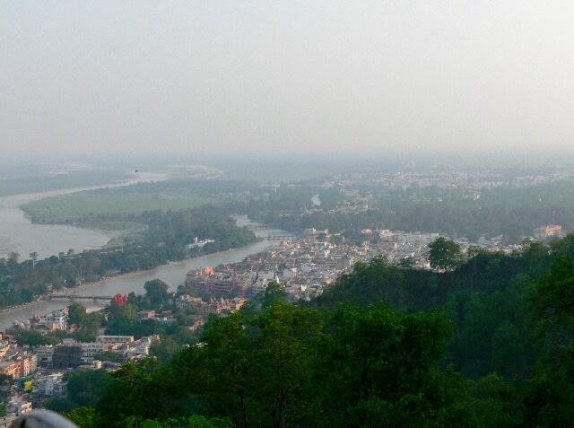 ハリドワール：小高い丘に登りガンジス川と町を眺望
