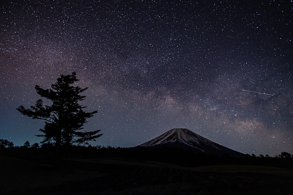 富士と天の川と流星の写真