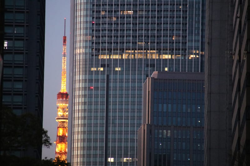 ビルの隙間から東京タワーが ハイブリッドな生活 旧ルノーな生活
