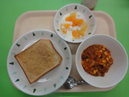今日の給食 チリコンカン 学校の様子