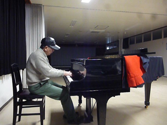 公民館でグランドピアノを弾いてきた トンサンの別荘