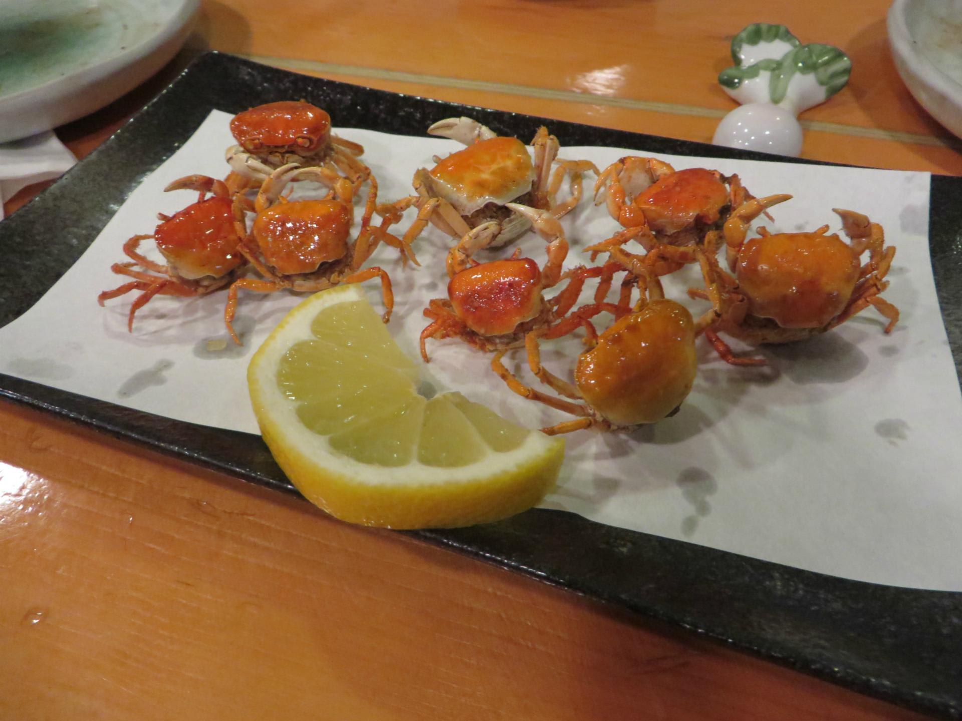沖縄で食べる沢蟹の素揚げ もも太郎 久茂地 のぶたと南の島生活