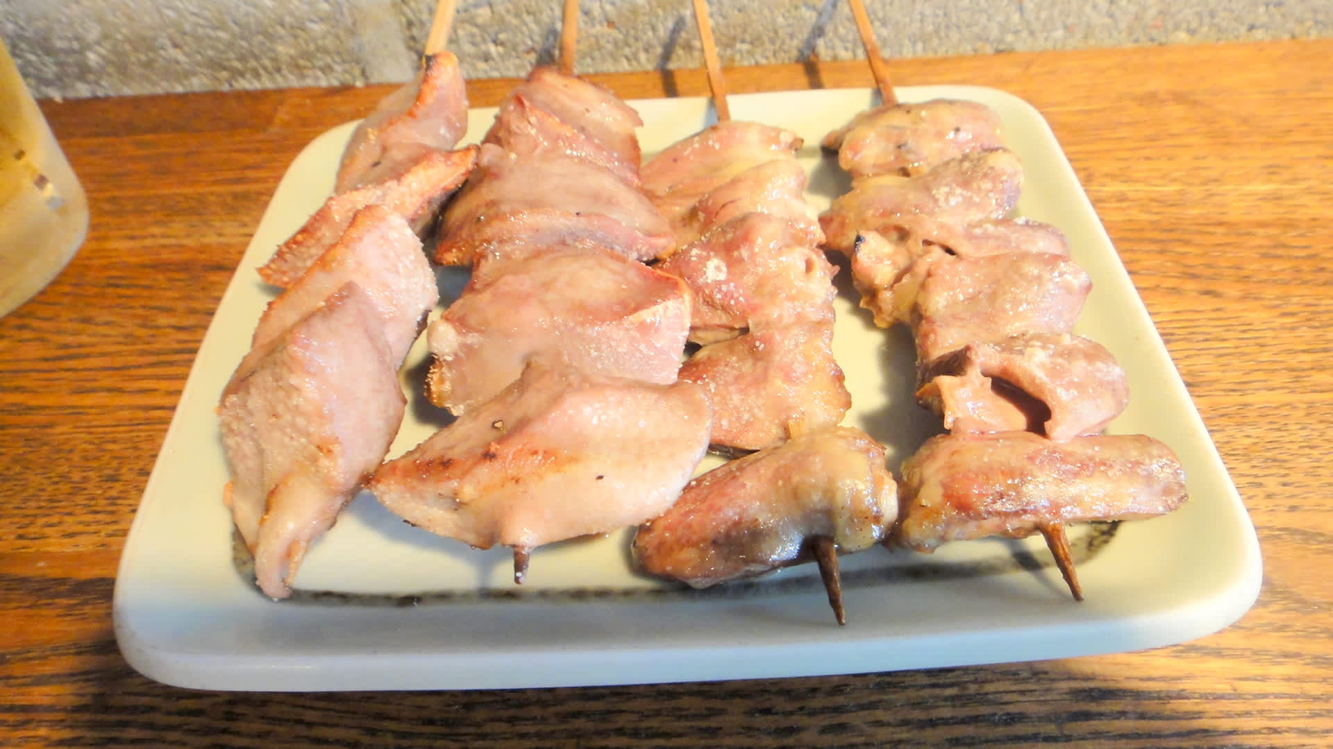 カウンターでサクッとビールと美味い焼き鳥を飲み食い 上野ガード下の やきとり 文楽 セーチンズワールド