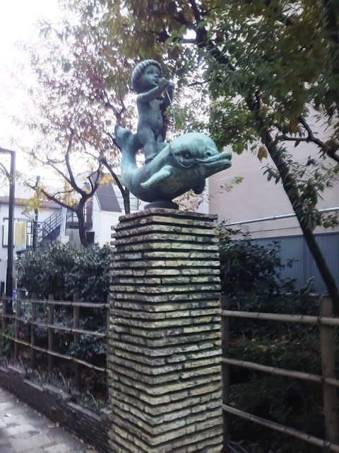 銅像 少年 イルカ