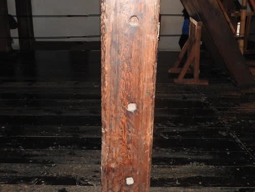 松本城大天守１階の柱に残る小舞穴（こまいあな）痕跡