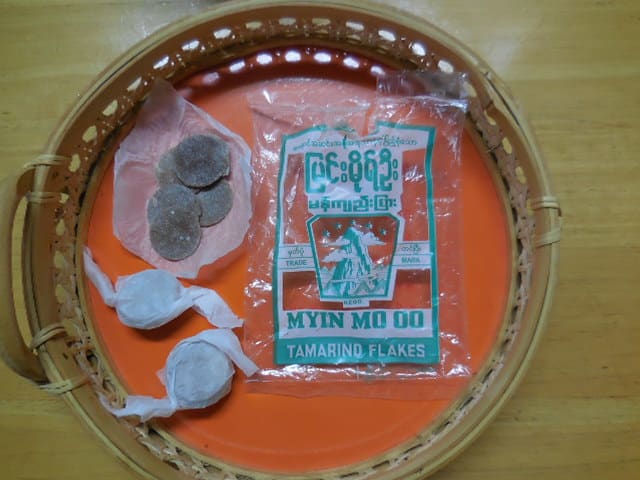 ミャンマーのお菓子 Yuki Omolola