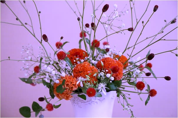 専用 白百合と吾亦紅のアレンジ クレイフラワー こんばんは。 今日ご紹介の〜吾亦紅〜ワレモコウ〜、我も亦紅