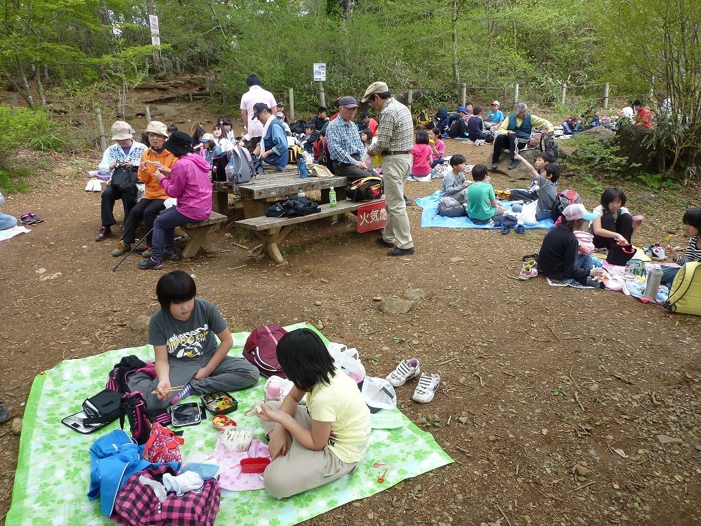 子供達に囲まれて 筑波山ハイキング ウマさんの気ままな行動日記 その２