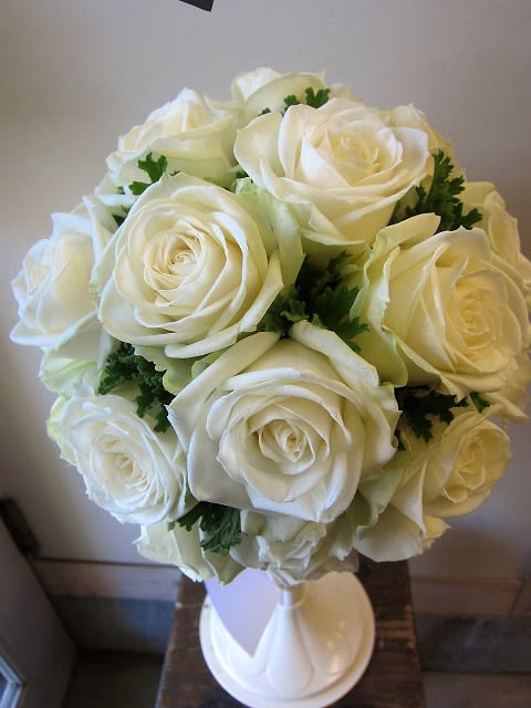 たっぷりの白バラとゼラニウムのブーケ 西八王子 花屋 アモーレフィオーレのブログ