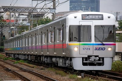 ラッキー 噂のレインボー電車に遭遇 東京ぷらぷら散歩 井の頭線 若殿の気ままな独り言