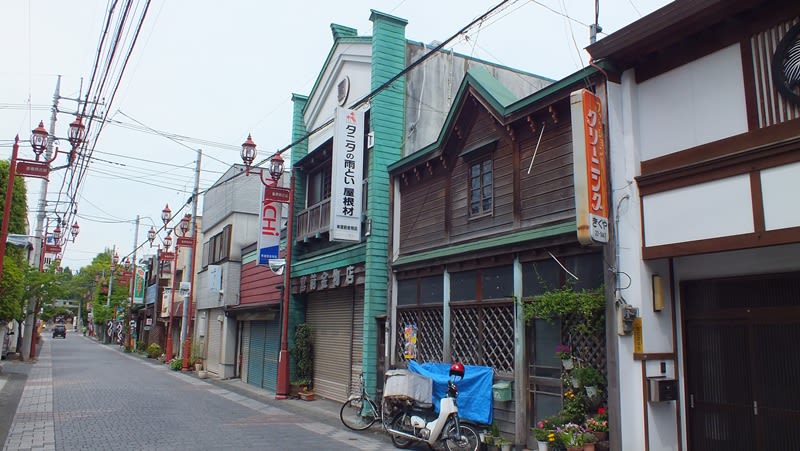 路地に入ると看板建築が目立つ