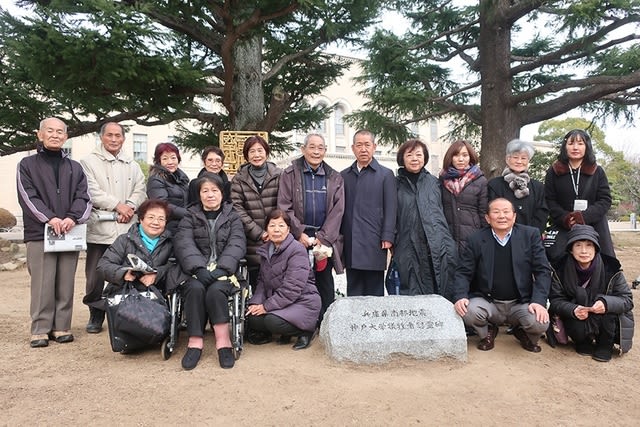 震災で亡くなった学生の遺族 慰霊碑に今年も集う 神戸大学ニュースネット メディア研ウェブログ