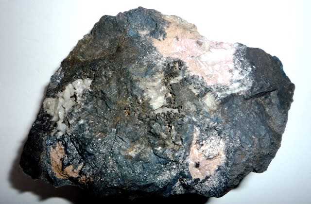 栗原鉱山跡産の「重晶石含むマンガン鉱石」