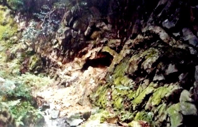 堀坂山・スス谷のペグマタイト脈中の 「水晶の大晶洞」