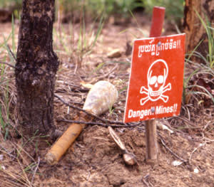 ２ カンボジアの地雷 報道写真家から