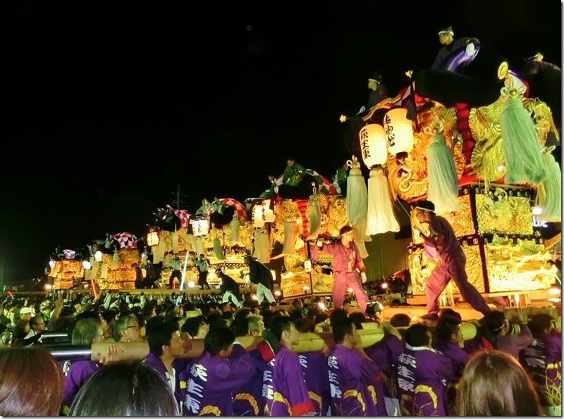 愛媛県新居浜市の祭り 夜の太鼓台のかき比べが美しい 阿智胡地亭のshot日乗