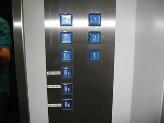 表参道ヒルズ このビルは９フロアもあるんですよ エレベーター画像 表参道ヒルズ専門 完全攻略ブログ 全テナント掲載