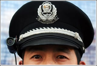 警察官の帽子に監視カメラ 三面記事から見る最近の中国