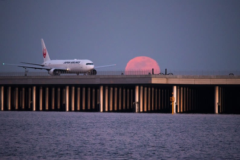 1月21日 川崎市浮島町公園からの満月と飛行機と船 その1 Yopikoの たなばた日記