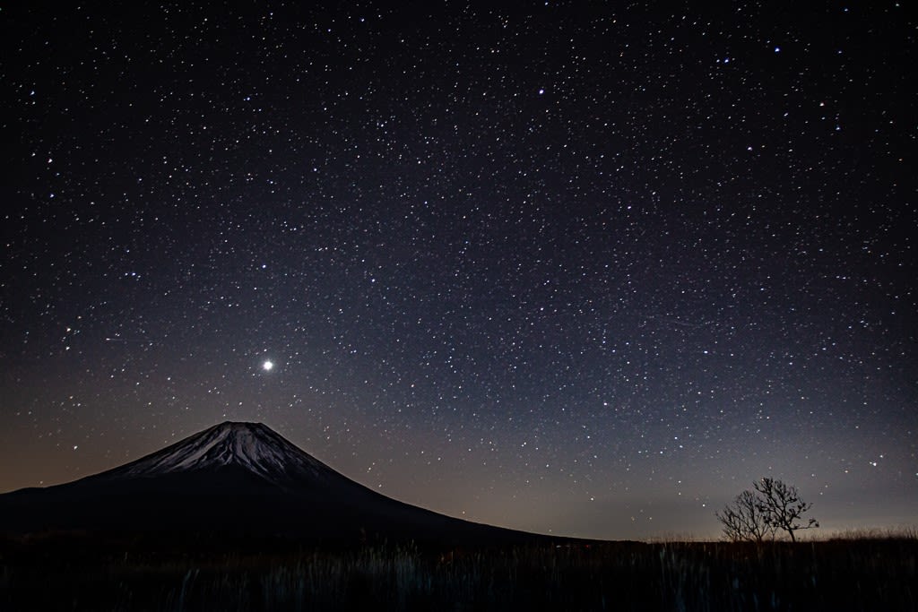 富士山と星空の写真