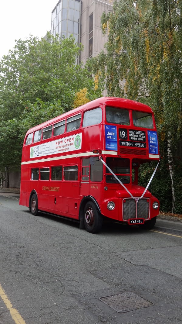 イギリスみやげの ミニカーみたい かわいいレトロな ロンドンバス 結婚式の送り迎えに大活躍 イギリス ストックポート日報 England Daily Stockport