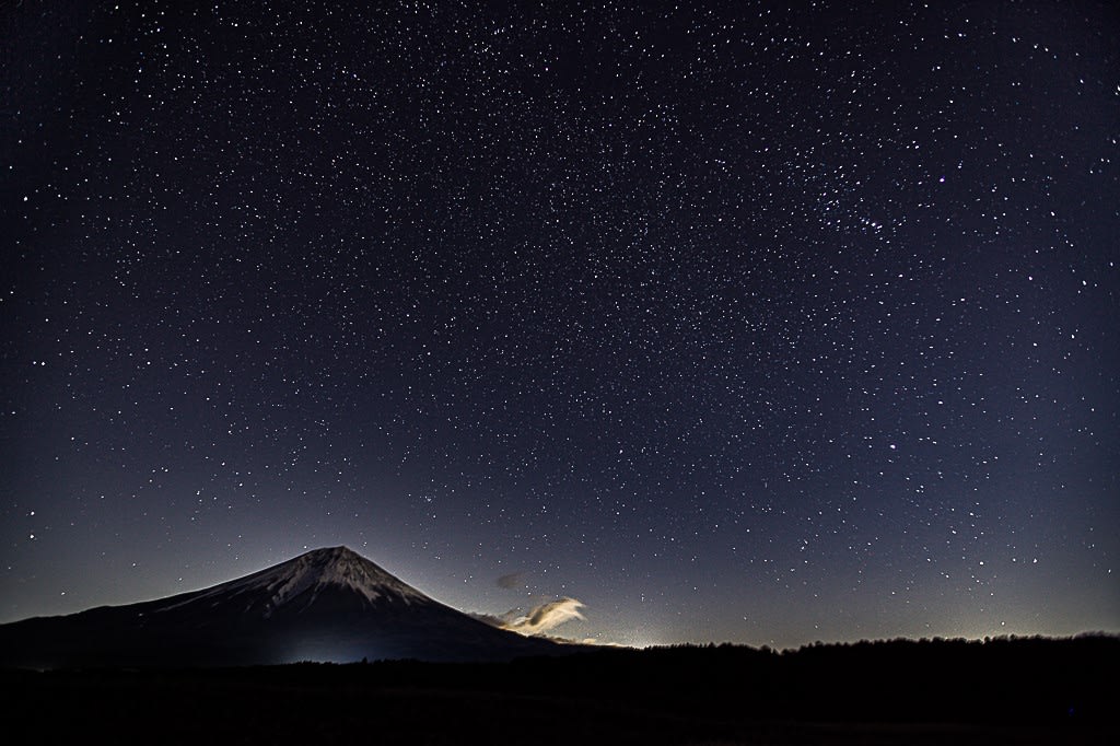 富士と冬の星空の写真