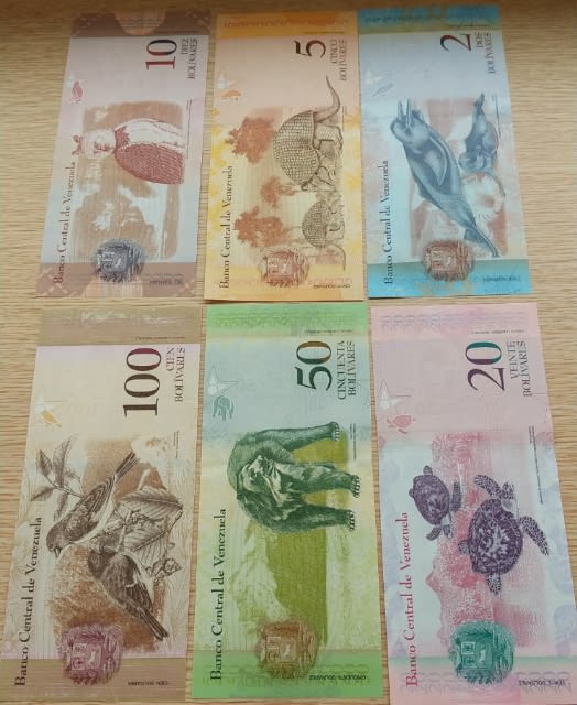 300枚セット ベネズエラ 100万ボリバル 紙幣 ×3+ampleur.vn