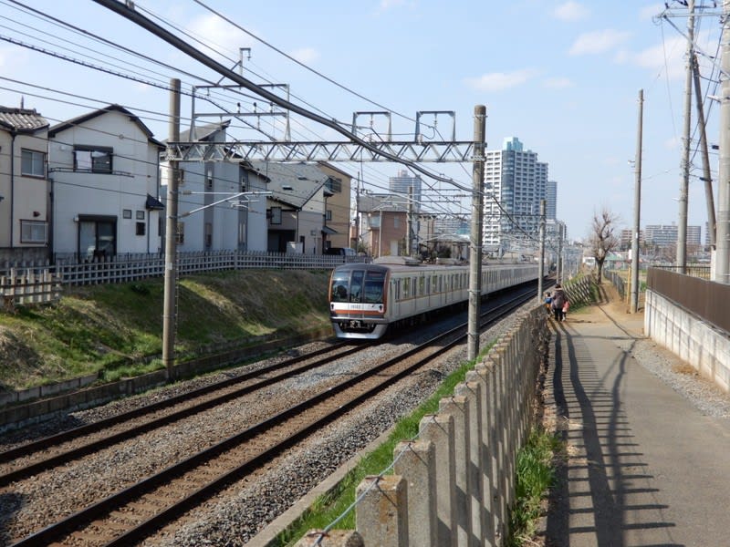 隣接する紛らわしいふたつの街を歩く ウォーキングカメラマン