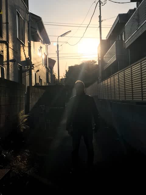 後光がさす 白黒ブログ 続カウンターの内側から